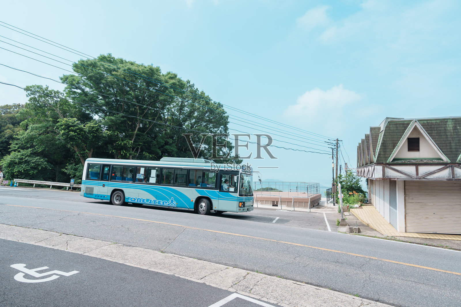 往筑波山（筑波山）的巴士，茨城县。日本茨城县筑波市，2025年7月6日照片摄影图片