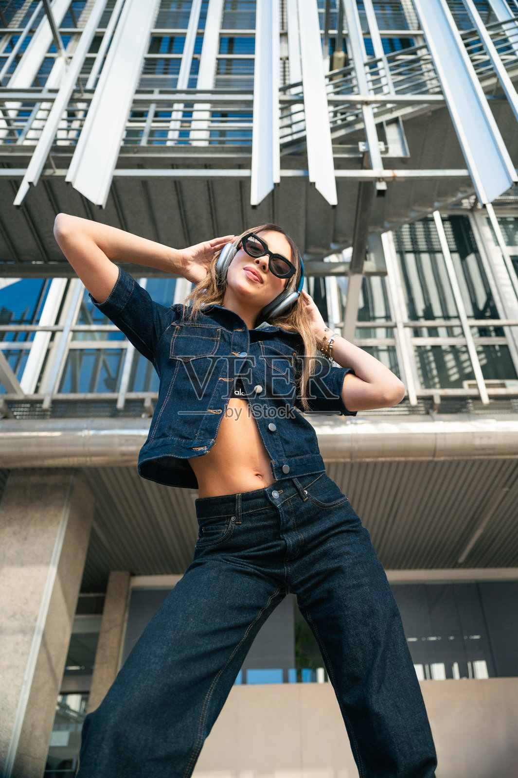 时尚女性在城市街道上享受音乐照片摄影图片