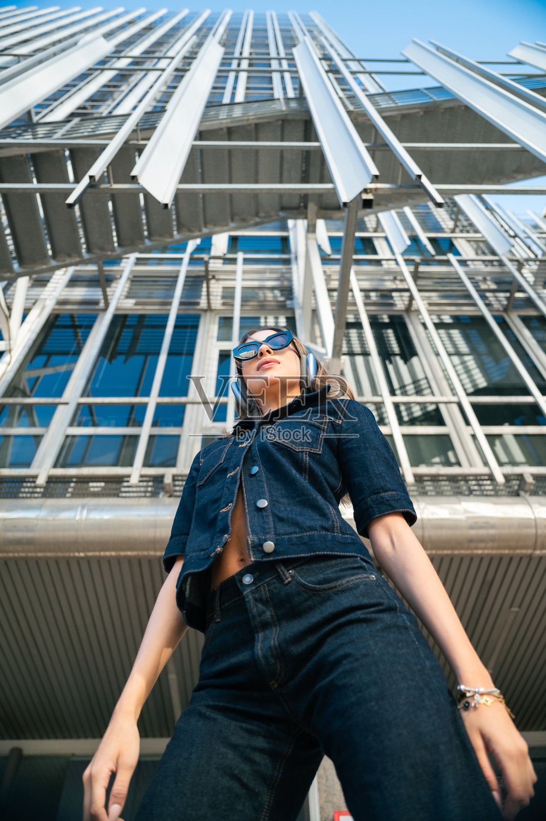 年轻女子享受都市生活，聆听音乐照片摄影图片