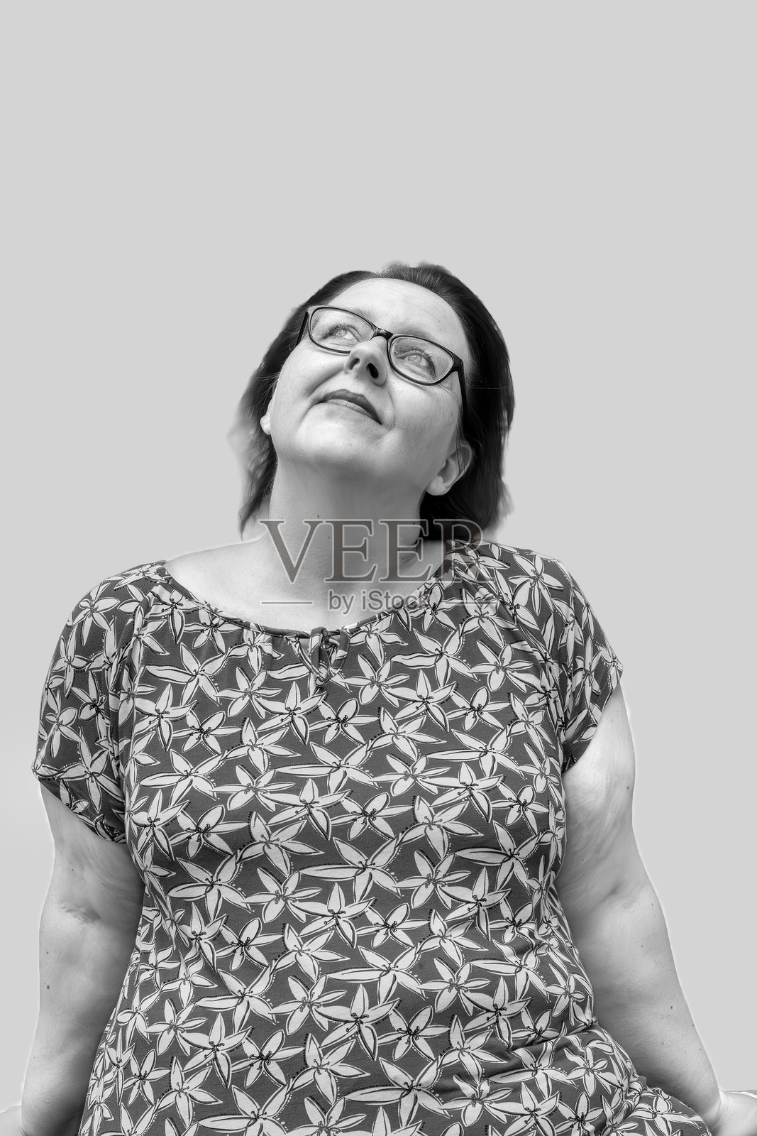 戴眼镜、留着红棕色头发的沉思女性照片摄影图片