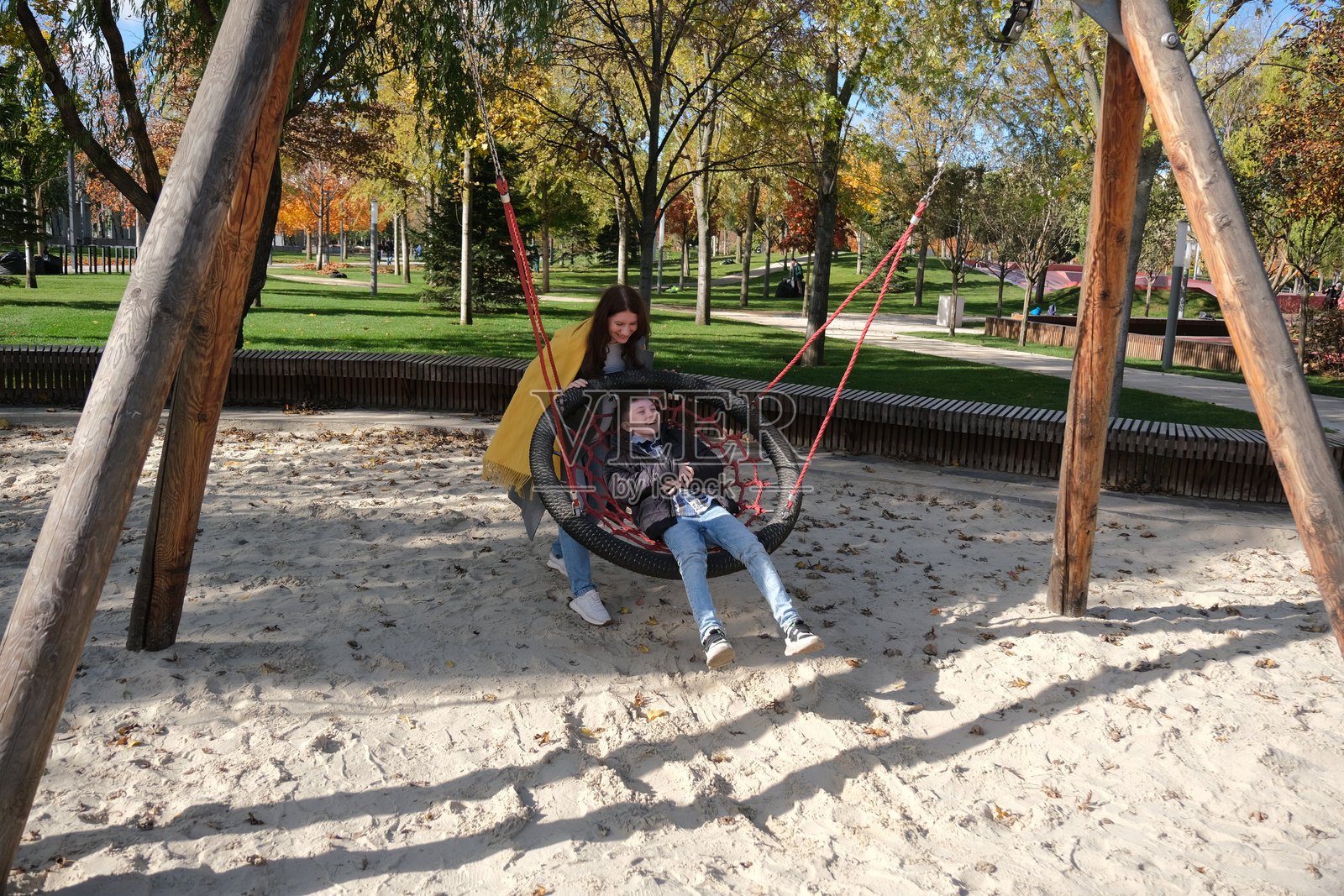 妈妈和孩子在游乐场玩耍照片摄影图片