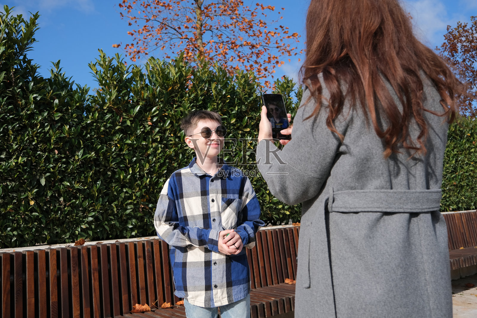 母子俩在街上戴新太阳镜照片摄影图片