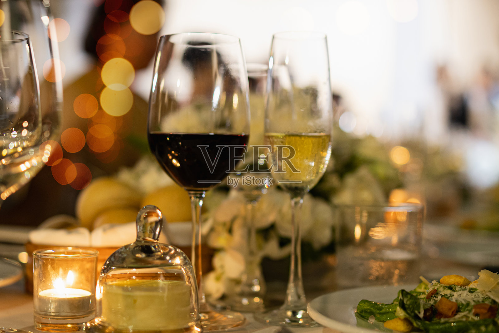 精美布置的餐桌上摆放着红酒杯和白酒杯。照片摄影图片