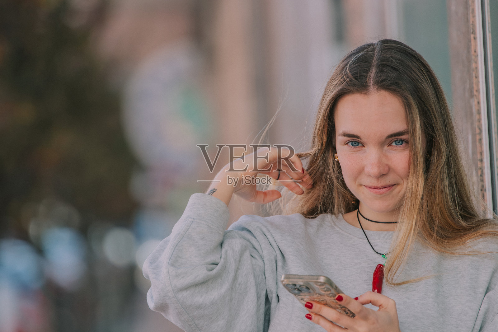 金发女孩在街上使用手机照片摄影图片