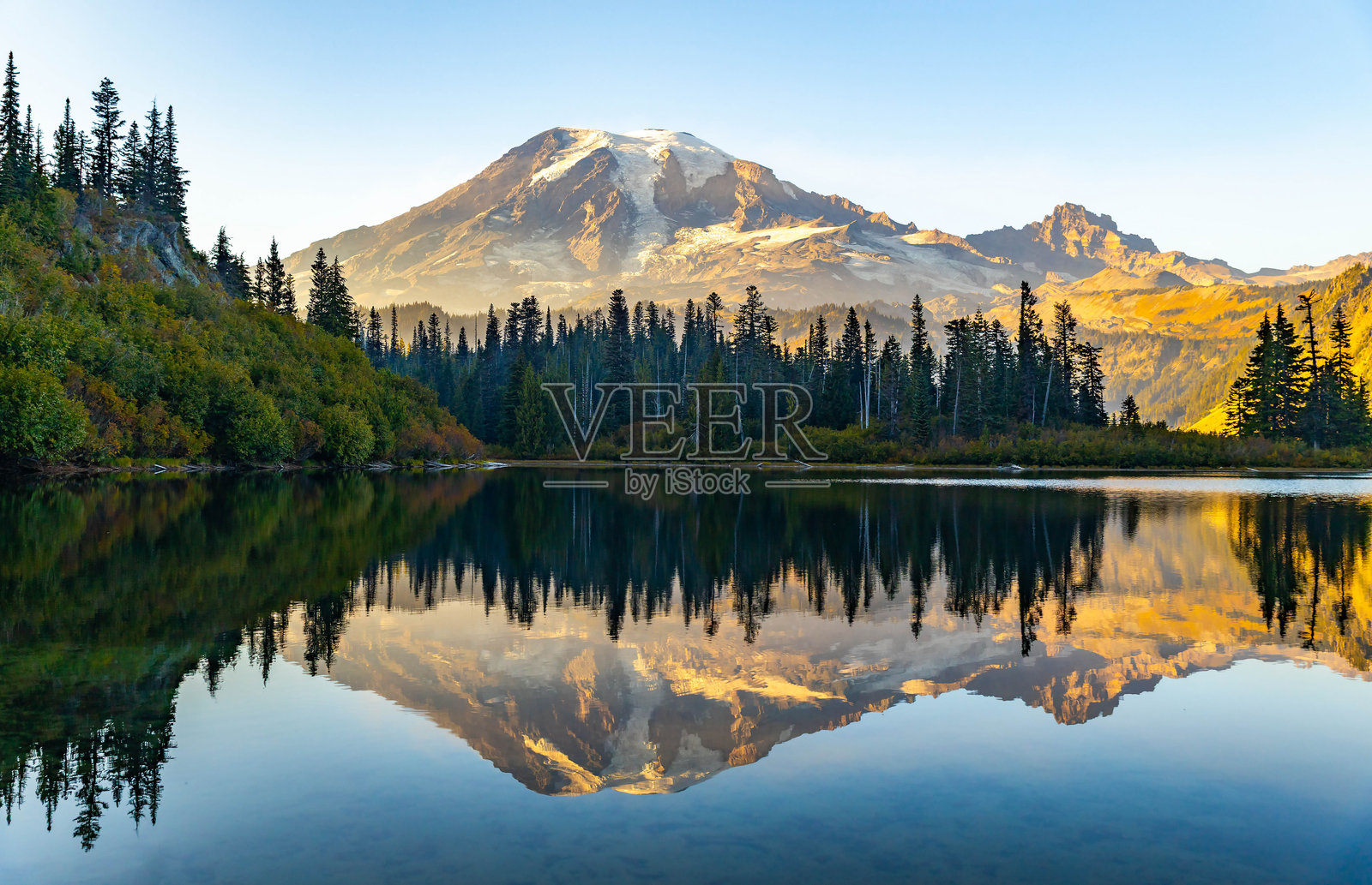 雷尼尔山的壮丽日落倒影在宾奇湖中照片摄影图片