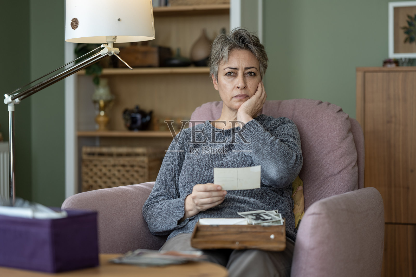 一位有阿尔茨海默病风险的女性，通过查看老照片试图回忆过去。照片摄影图片