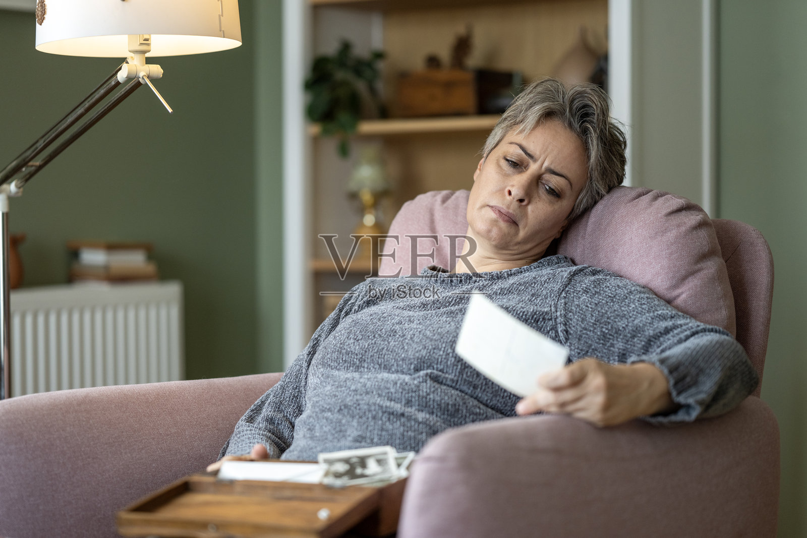 一位有阿尔茨海默病风险的女性，通过查看老照片试图回忆过去。照片摄影图片