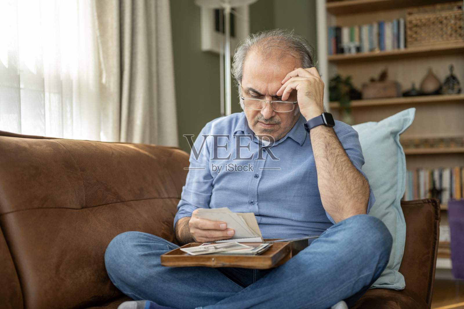 一名有阿尔茨海默病风险的男子正在看老照片照片摄影图片