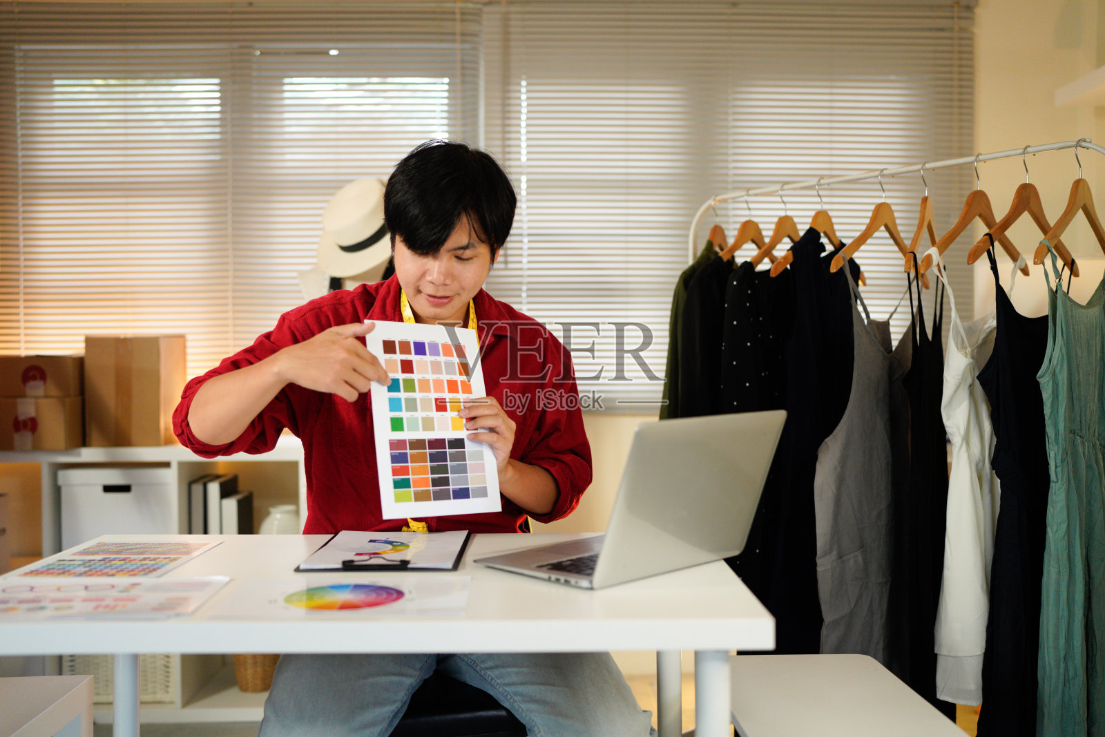 时装设计师在设计服装并为创意新系列挑选颜色照片摄影图片