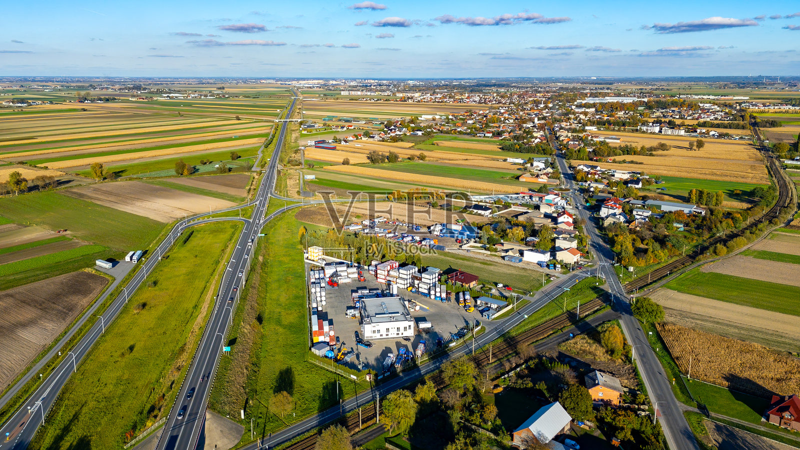斯卡尔米耶日采。无人机视角下的广泛道路网络，横跨农田和居民区，形成密集的地方交通布局。照片摄影图片