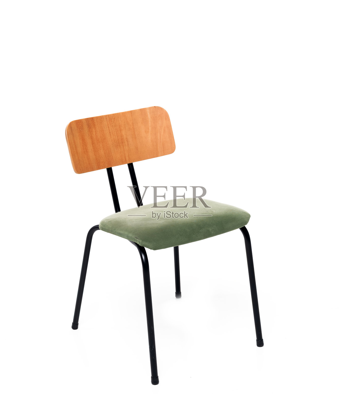 现代简约风格的椅子，带有绿色软垫座椅、木质靠背和黑色金属腿，孤立在白色背景上。照片摄影图片
