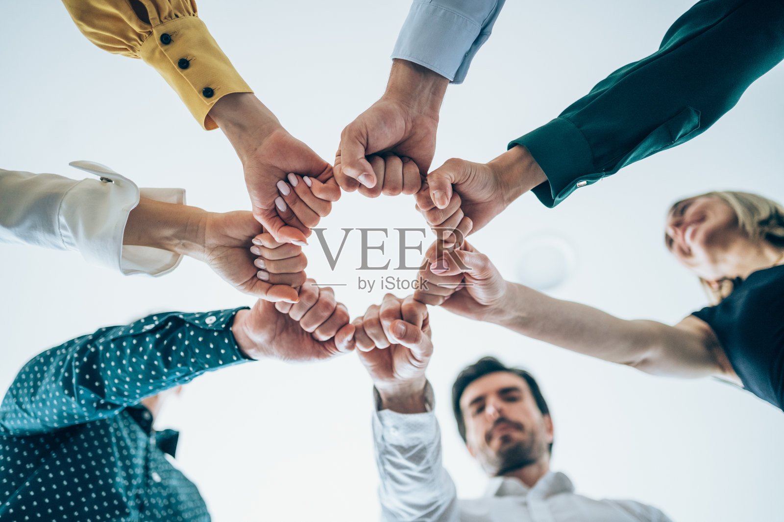 击掌问好！照片摄影图片