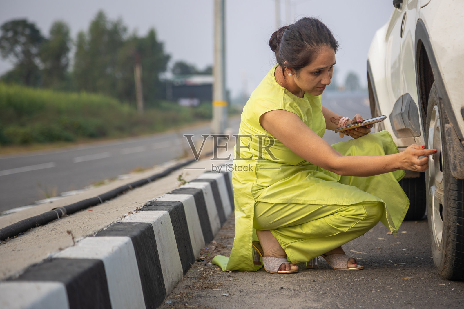 车辆抛锚，女子在路边焦急担忧照片摄影图片