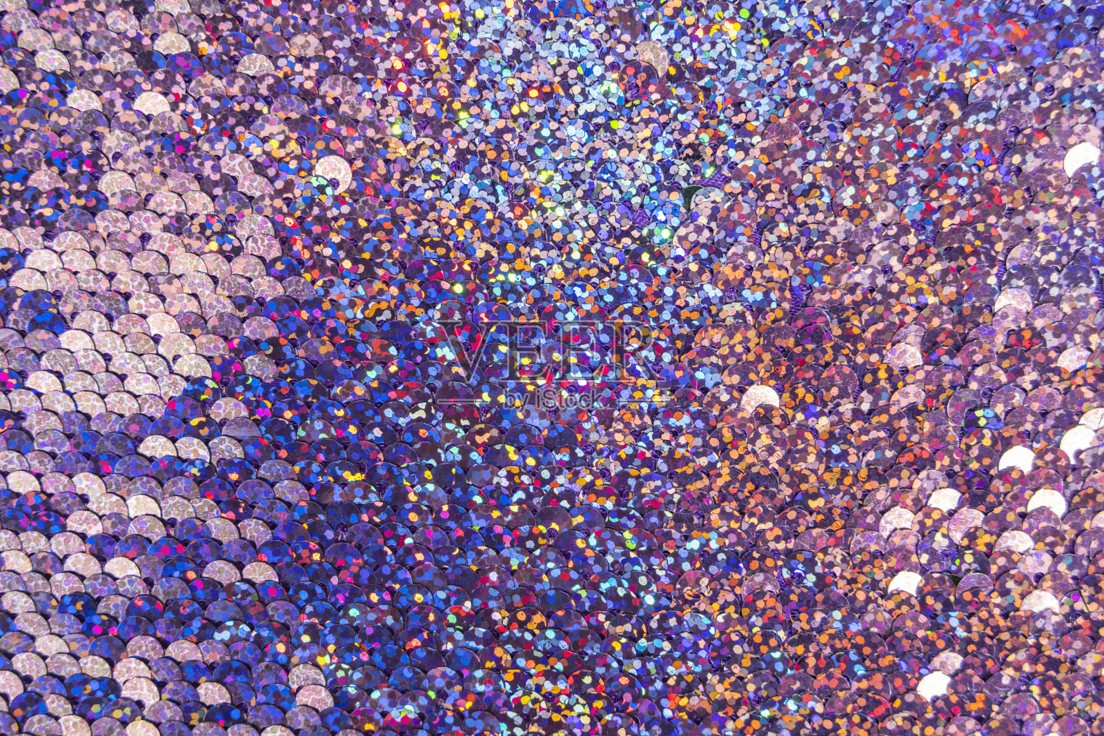 抽象多彩的鳞片纹理，带有闪亮的亮片特写。照片摄影图片