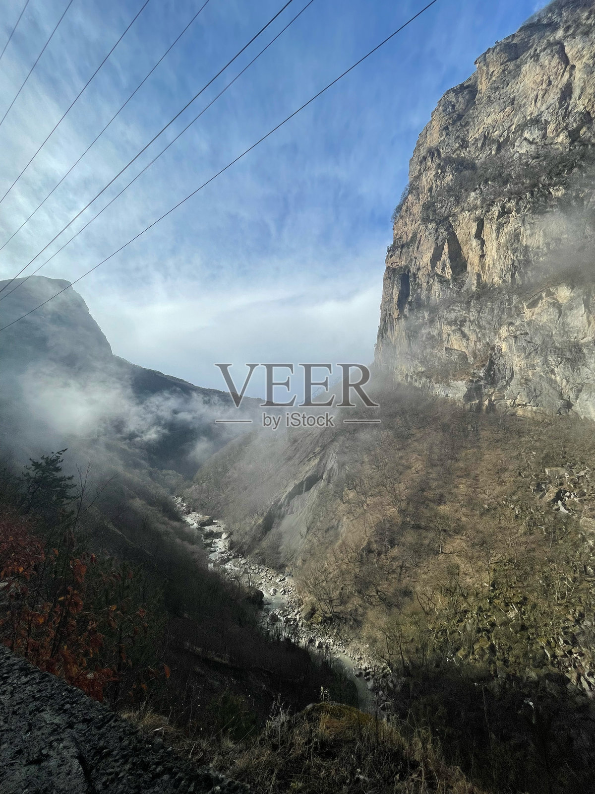 卡巴尔达-巴尔卡尔共和国，北高加索，切列克-塔尔峡谷上空的雾照片摄影图片