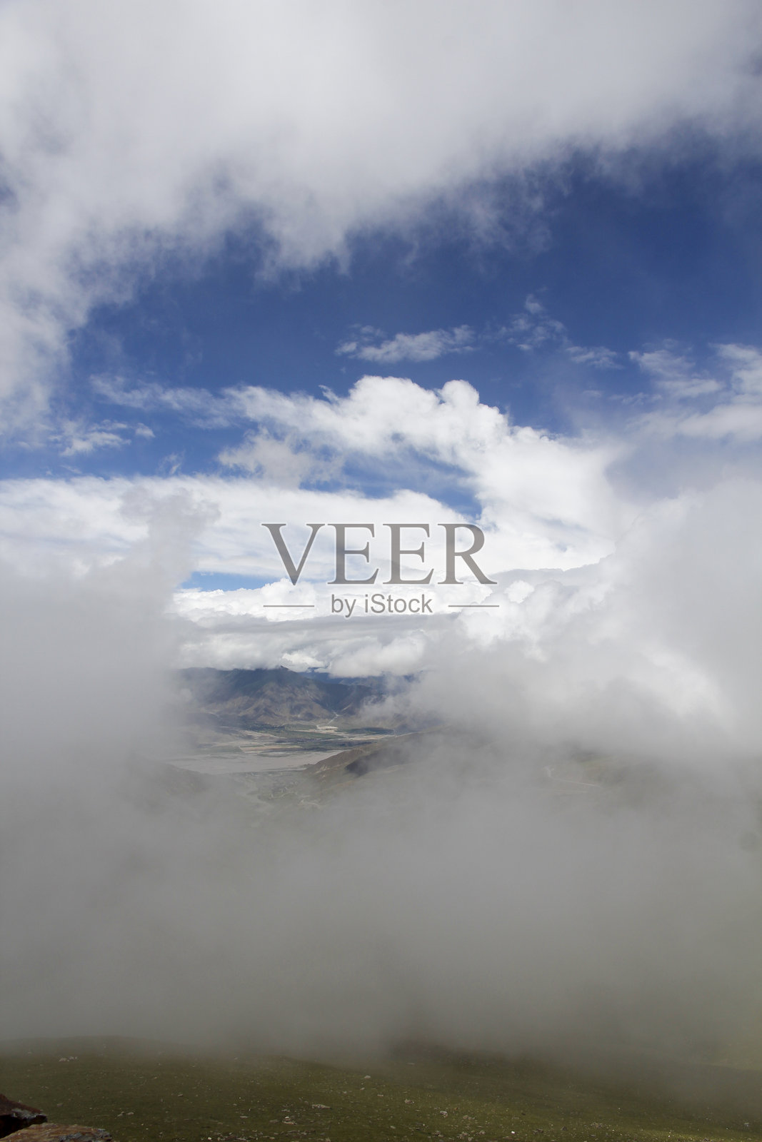 蓝天下的山区上空飘浮的云彩照片摄影图片