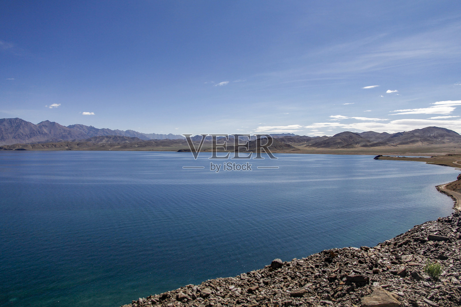 群山环绕的清澈蓝色湖泊的风景照片摄影图片