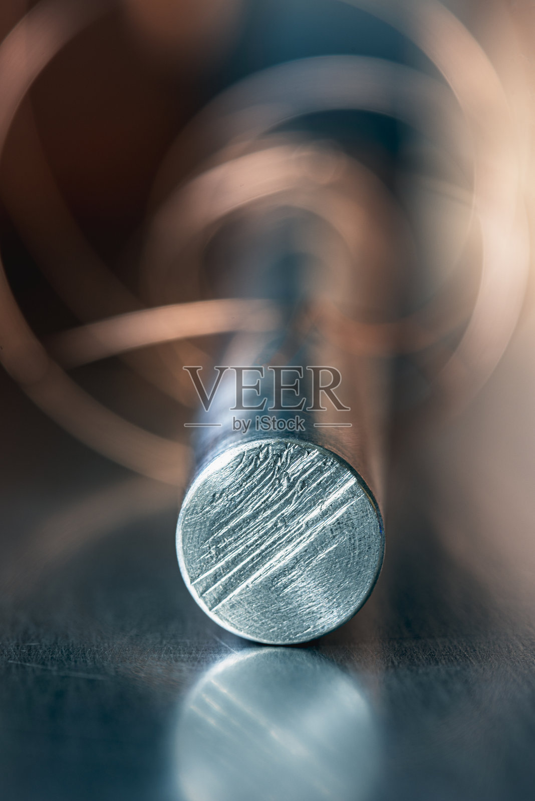 工业背景下的钢棒，金属结构横截面照片摄影图片