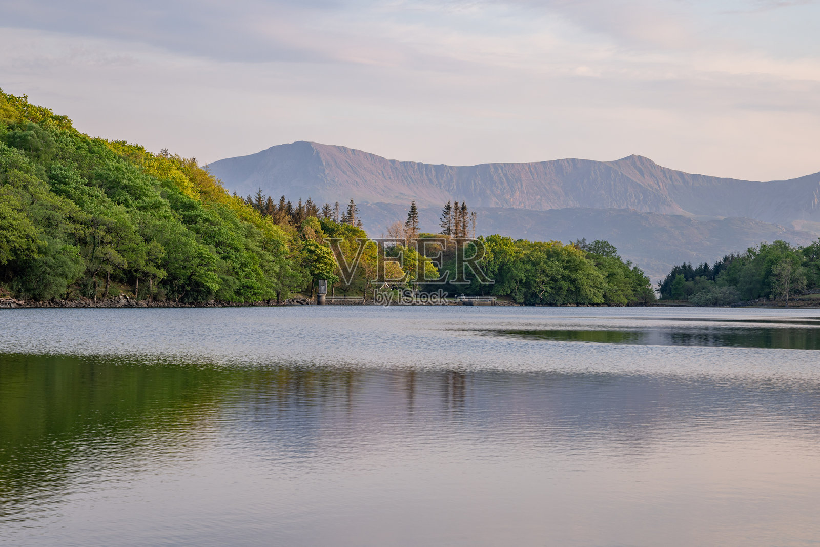 威尔士北部，群山与辛威湖（Llyn Cynwch）。照片摄影图片
