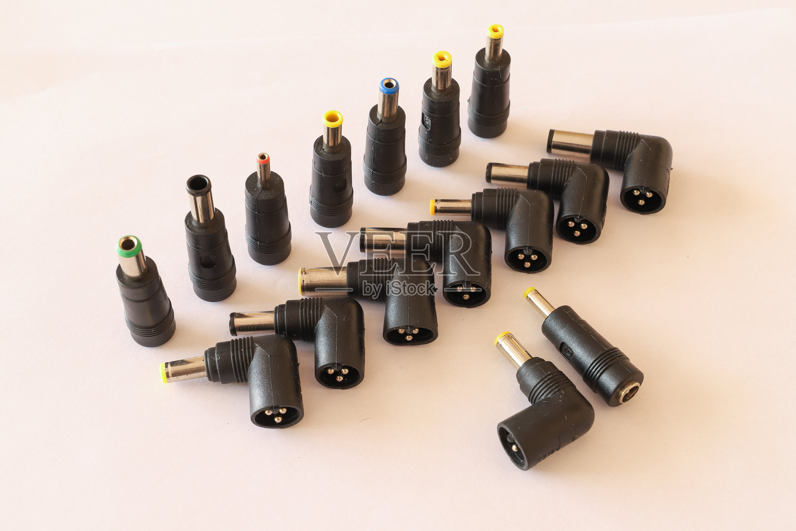 白色表面上各种直流电源适配器插头照片摄影图片