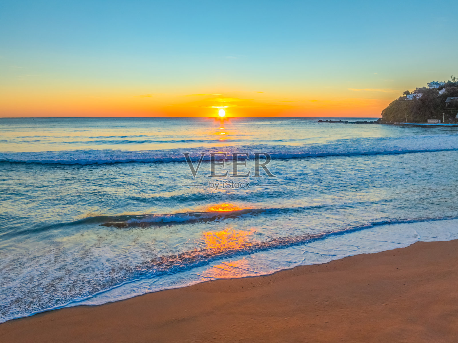 晴空下的橙色地平线海洋日出照片摄影图片
