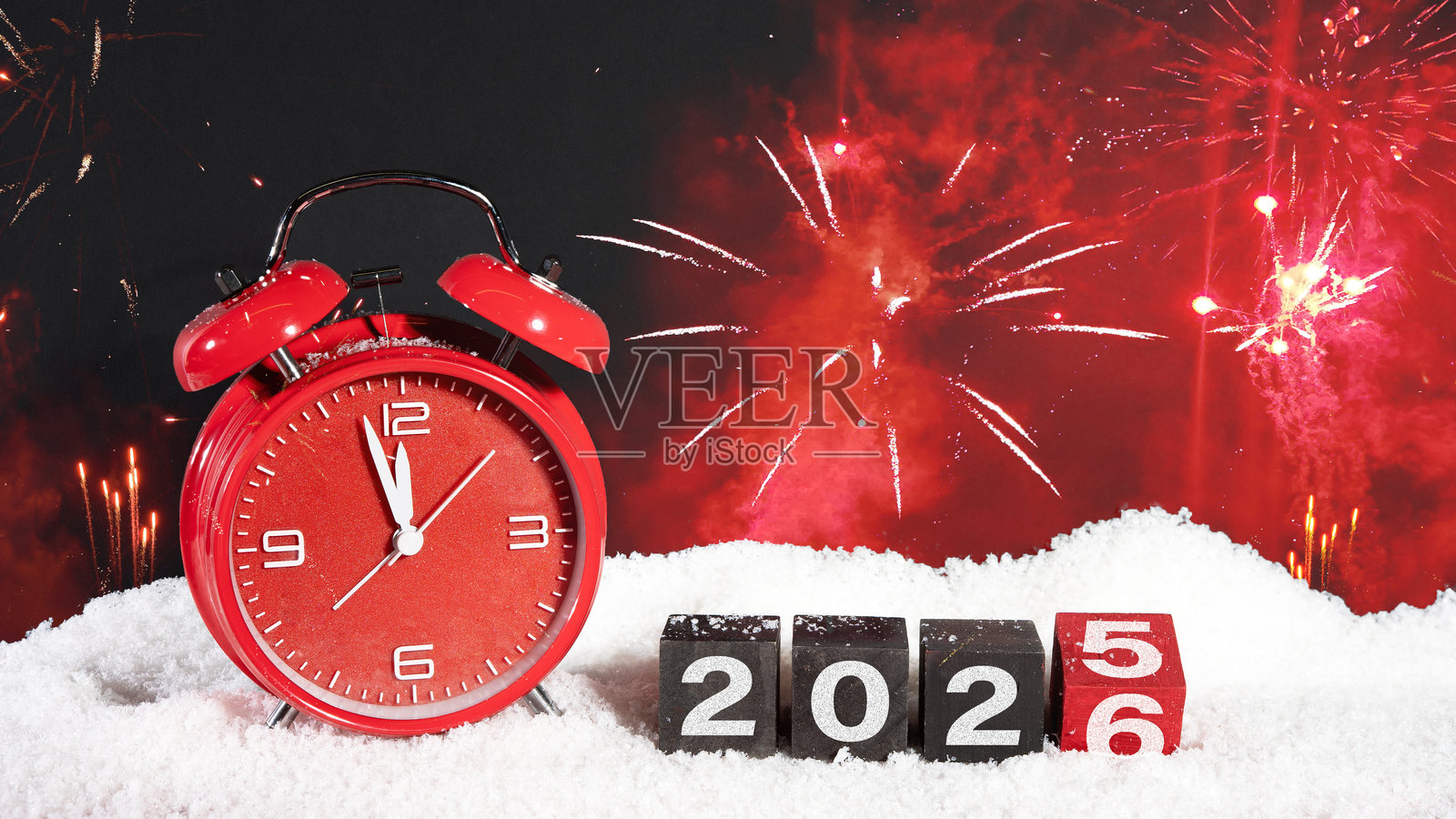 新年快乐，除夕庆典节日贺卡 - 雪地里的闹钟和新年更替，背景有烟花照片摄影图片