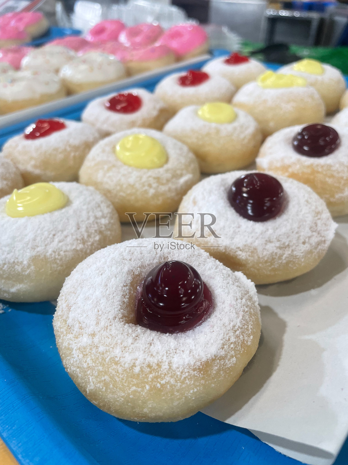 糖甜甜圈和果酱的特写照片摄影图片