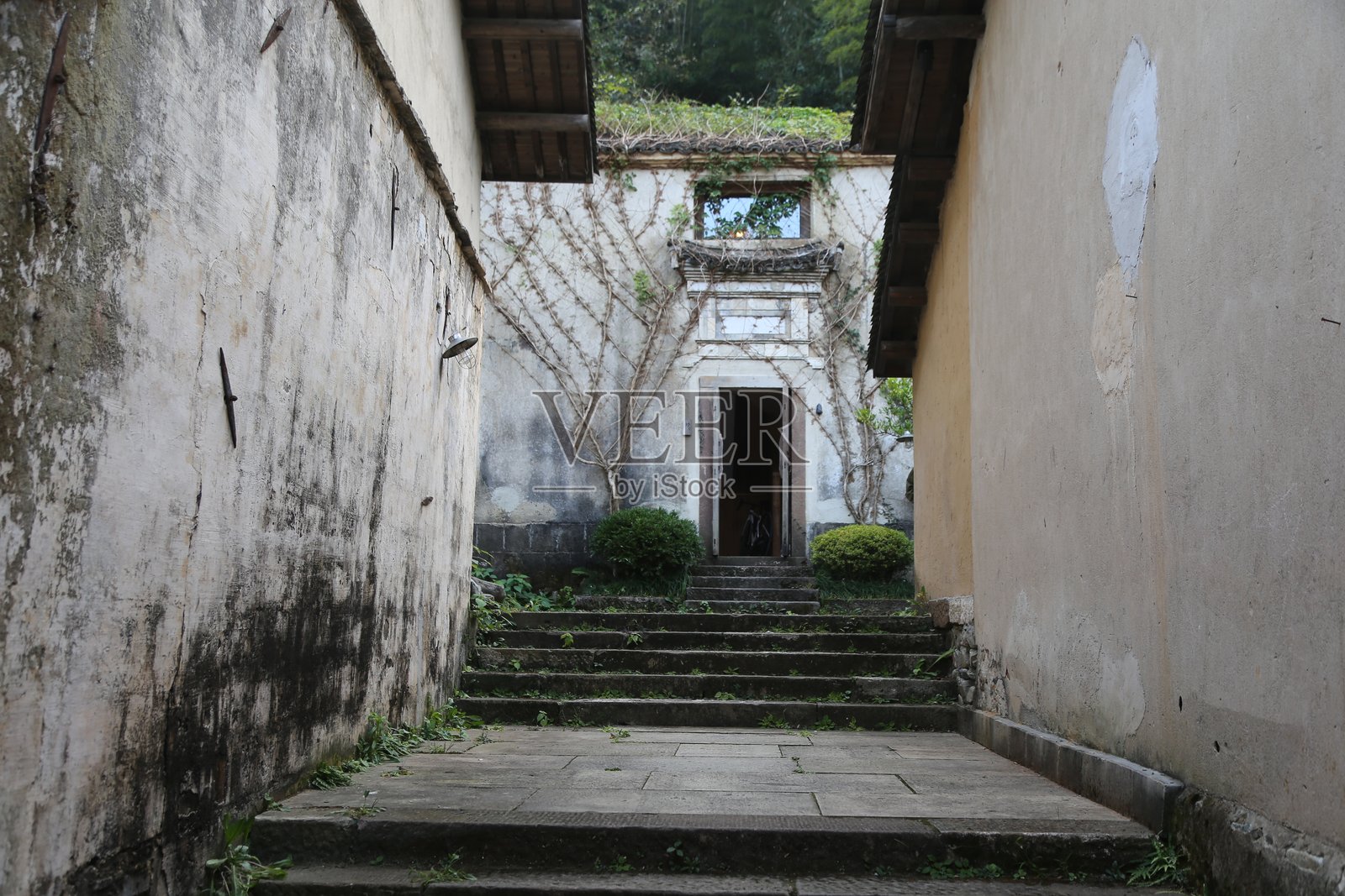 在中国古村落的老宅里，有一个小院子，院外和院内都有台阶可以进入。照片摄影图片