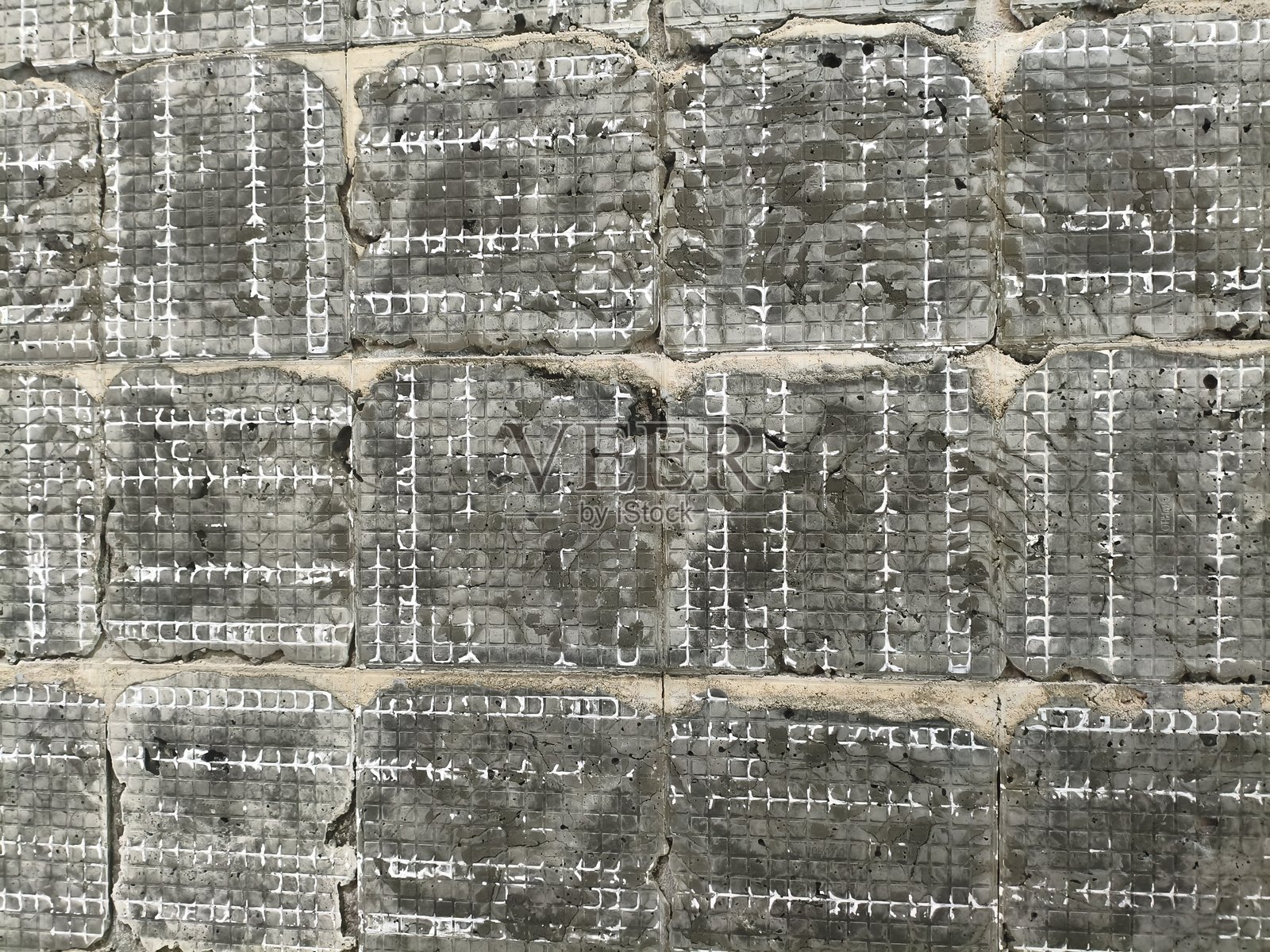 布满古老铭文图案的饱经风霜的石头墙照片摄影图片