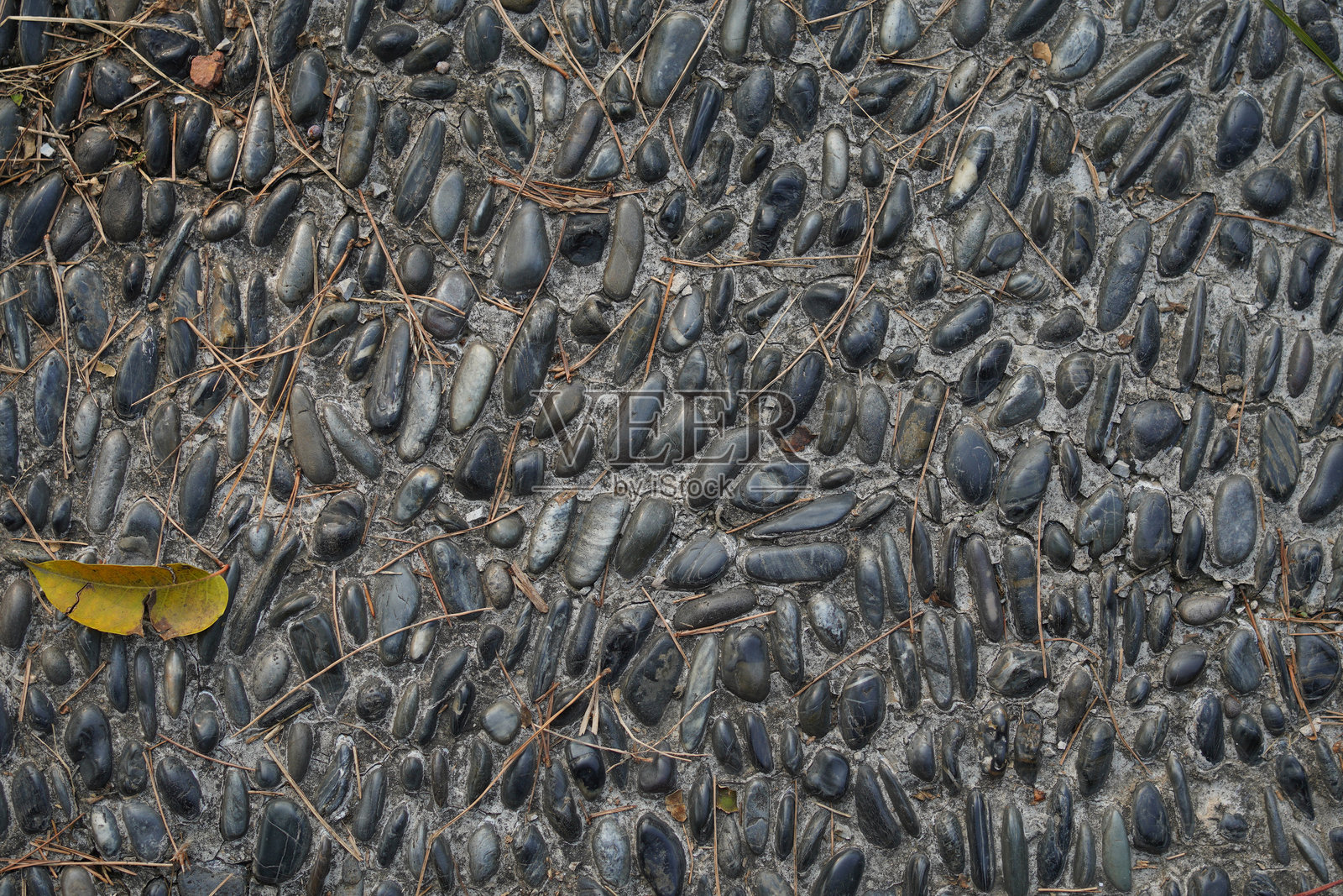 各种形状的石头铺成的独特石板路特写照片摄影图片