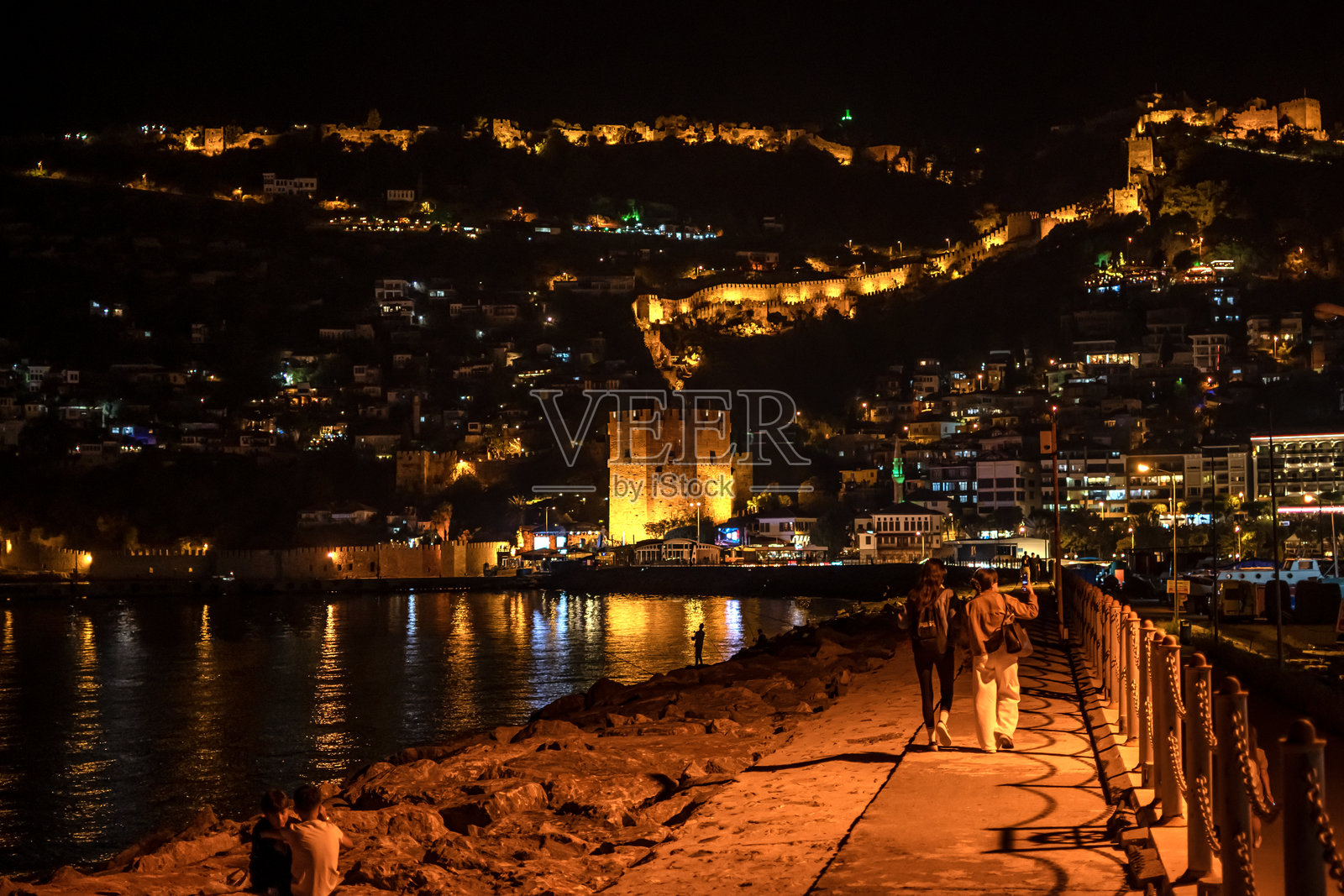 土耳其阿拉尼亚的城市景观(夜晚)照片摄影图片