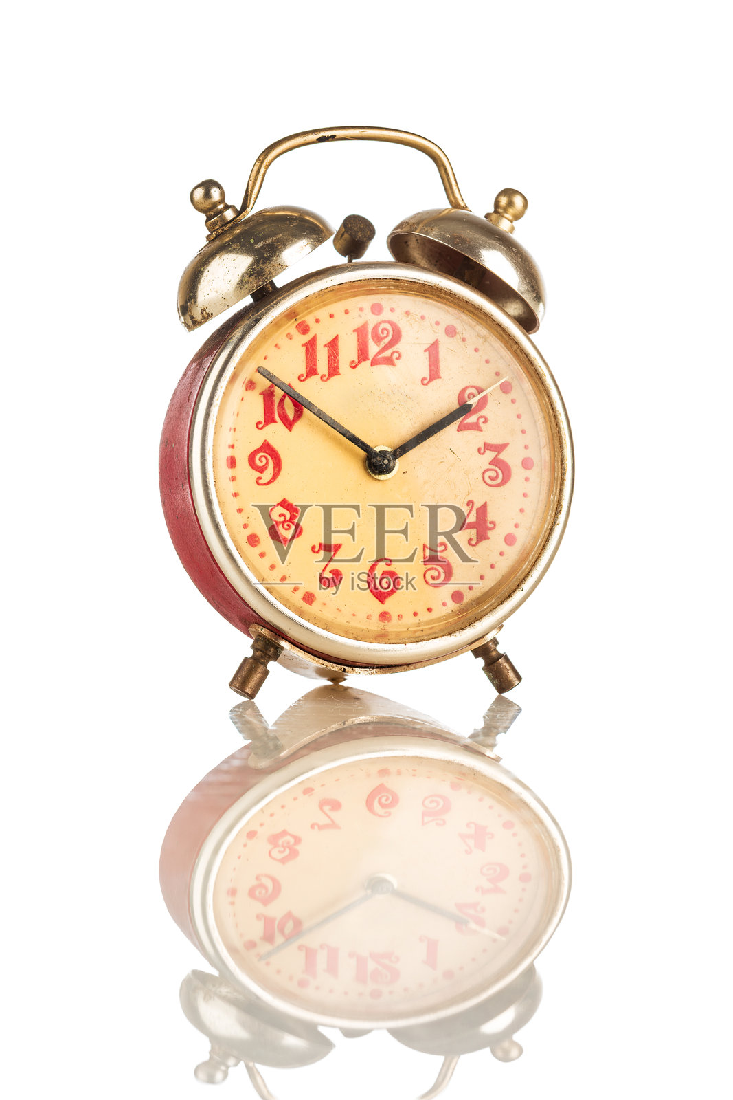 白色背景上的老式模拟闹钟照片摄影图片
