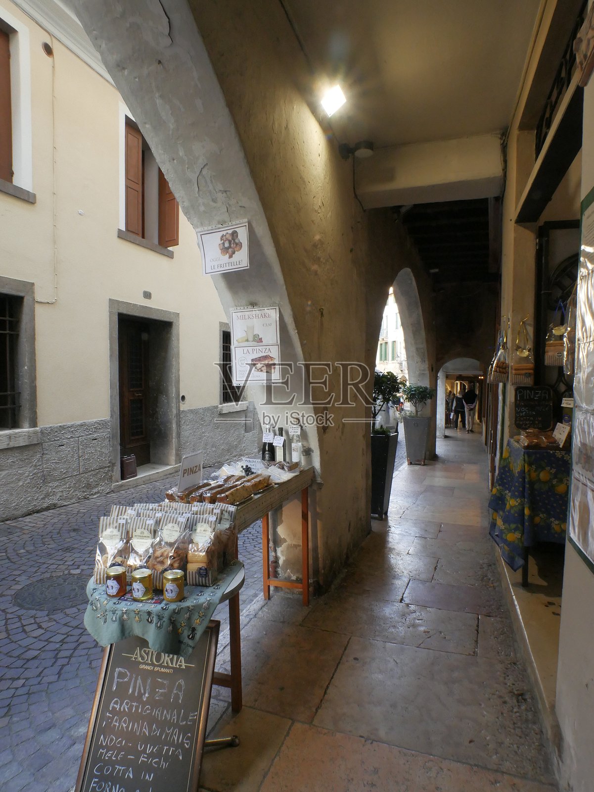 拱廊下的阿索洛商店照片摄影图片