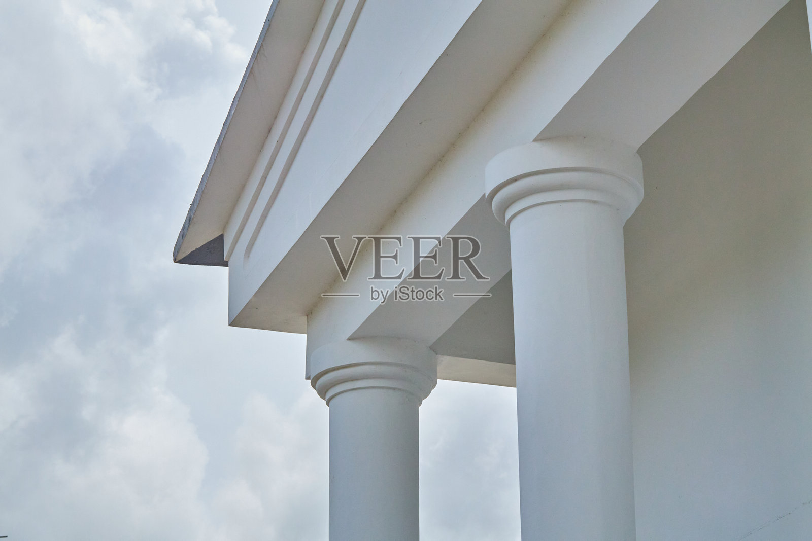 白色新古典主义建筑柱子，度假村建筑，晴朗的天空，豪华的结构，户外当代设计照片摄影图片