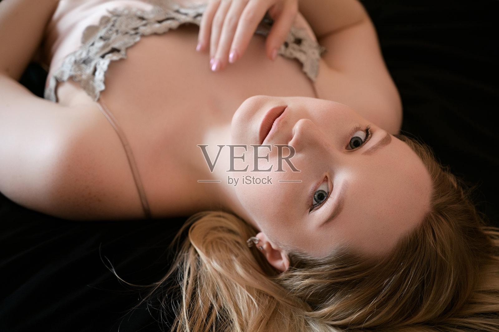 一位美丽女子的性感肖像。照片摄影图片