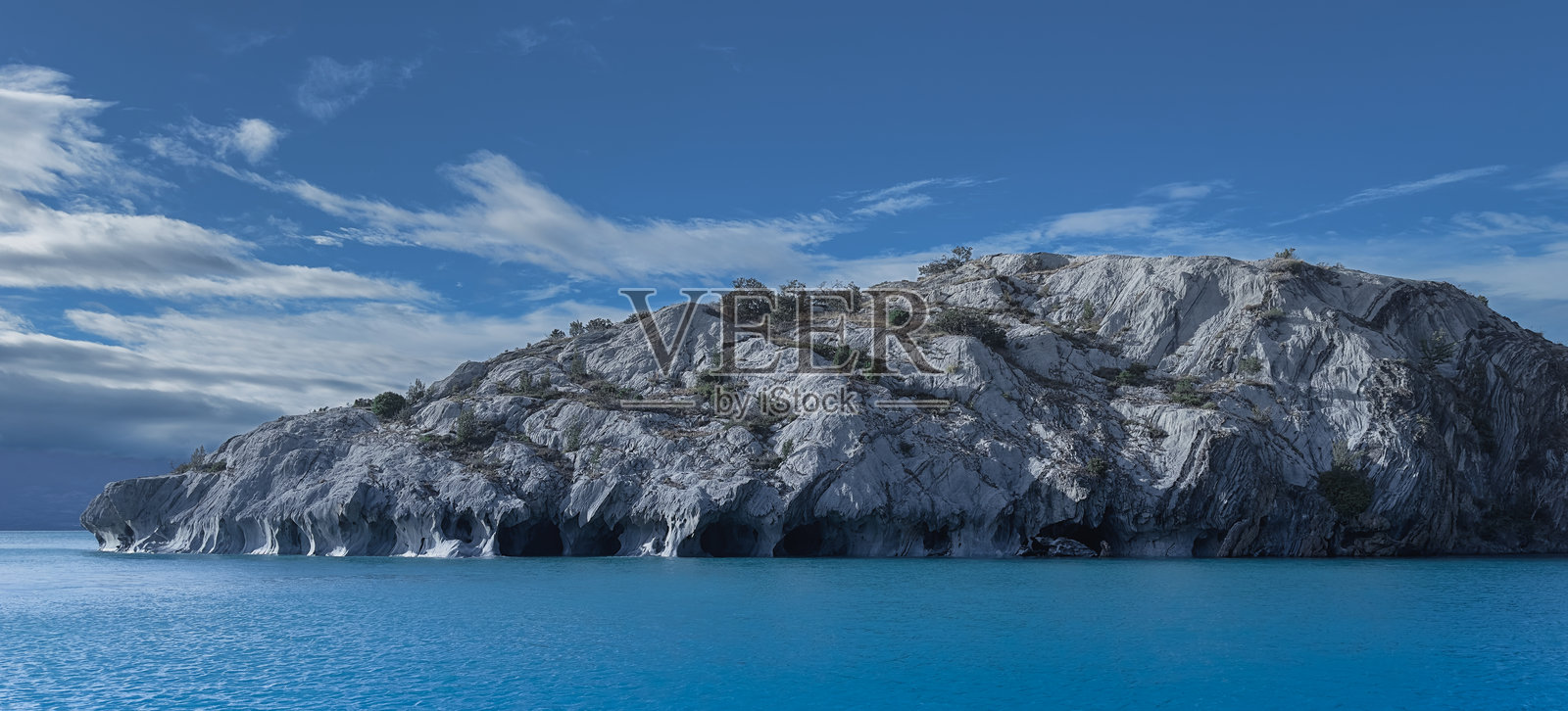 智利巴塔哥尼亚，卡雷拉将军湖的卡尔库拉石灰岩洞照片摄影图片