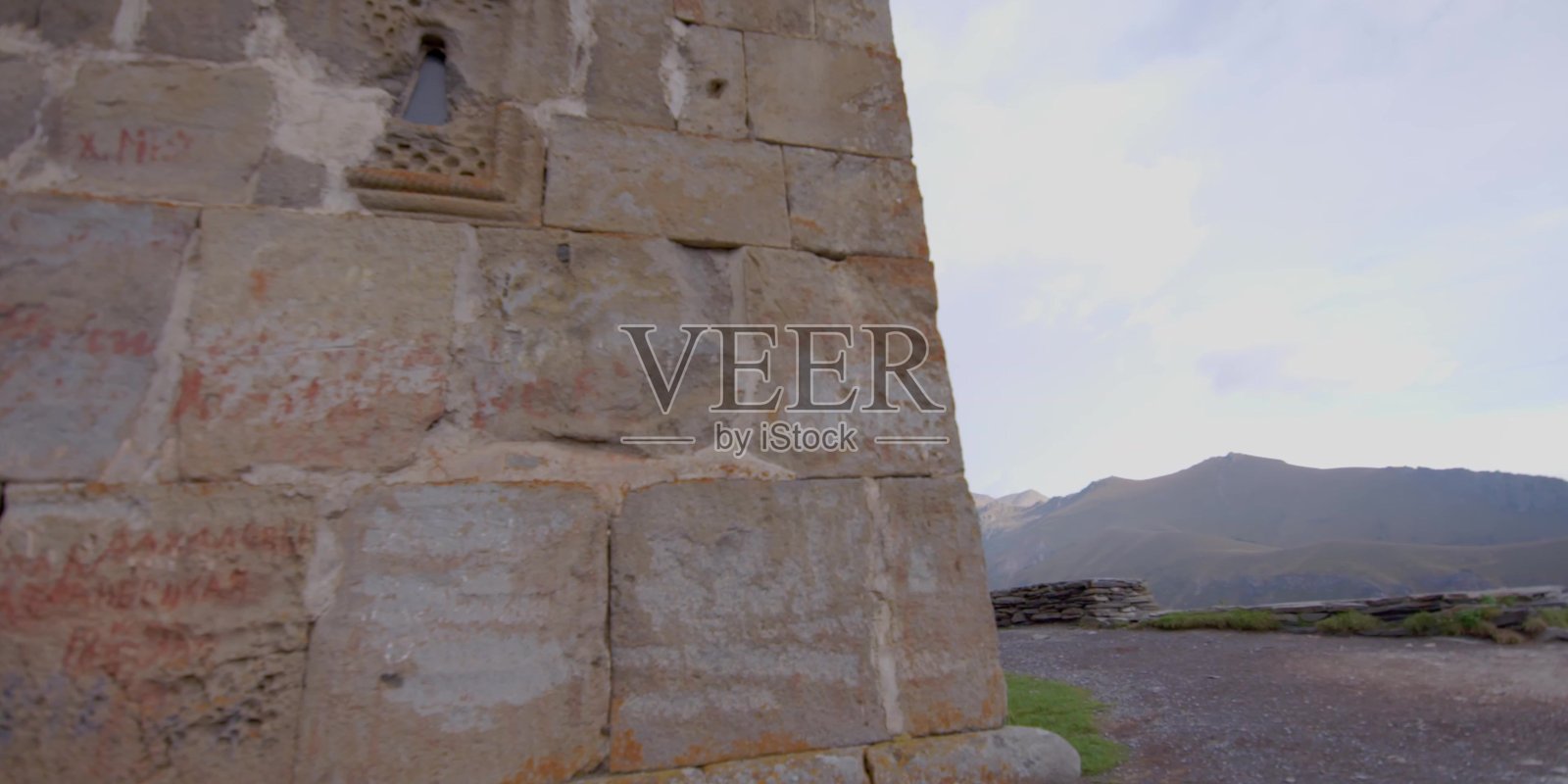 山区教堂，石头黄砖。宗教建筑照片摄影图片