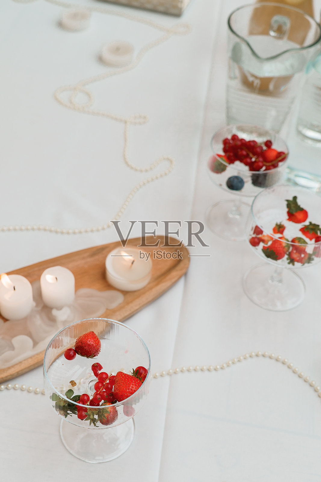 节日婚礼桌上的装饰品。照片摄影图片