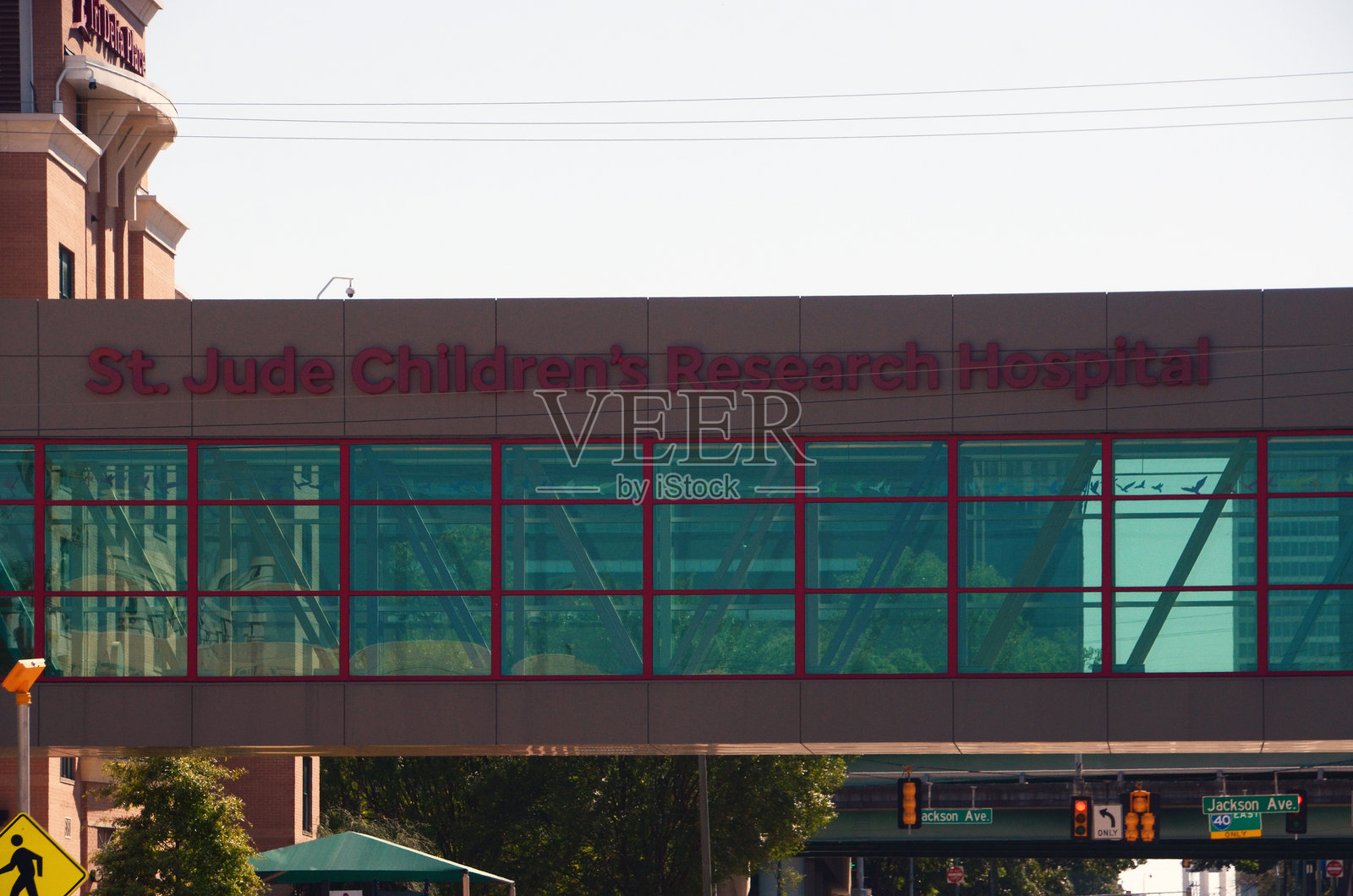 圣裘德儿童研究医院的行人天桥入口照片摄影图片