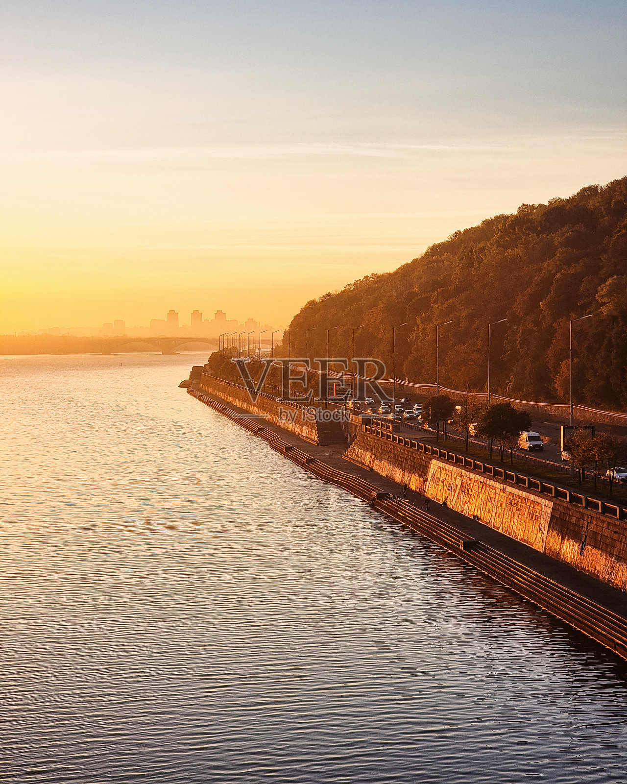 第聂伯河上空金色日出薄雾的鸟瞰图。照片摄影图片