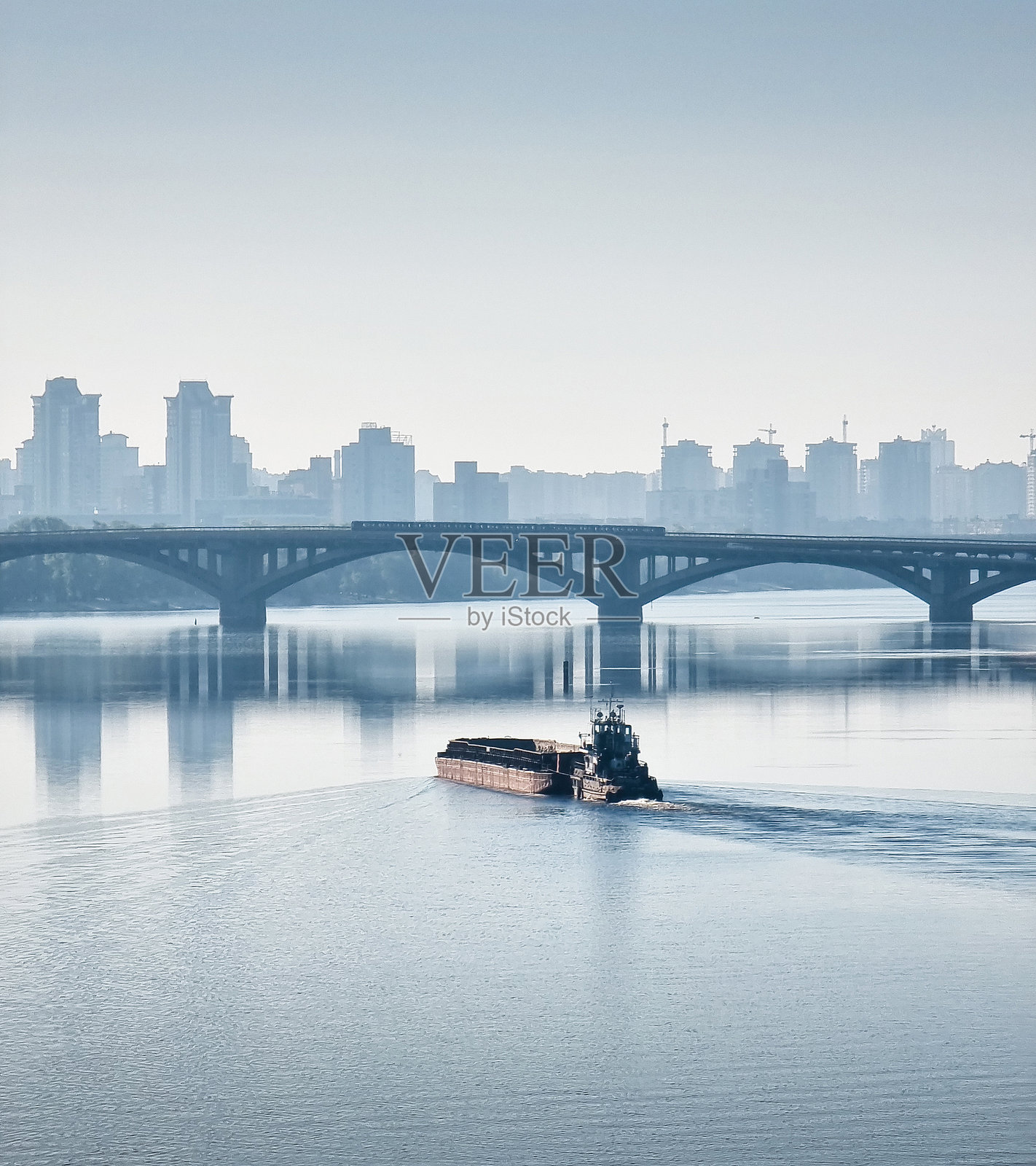 基辅第聂伯河在蓝色的晨雾中。照片摄影图片