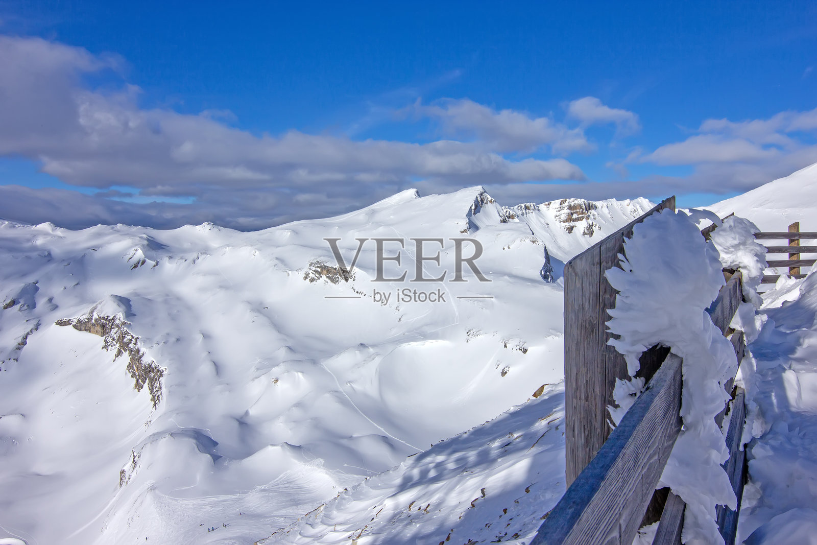 蓝天下覆盖着皑皑白雪的奥地利阿尔卑斯山照片摄影图片