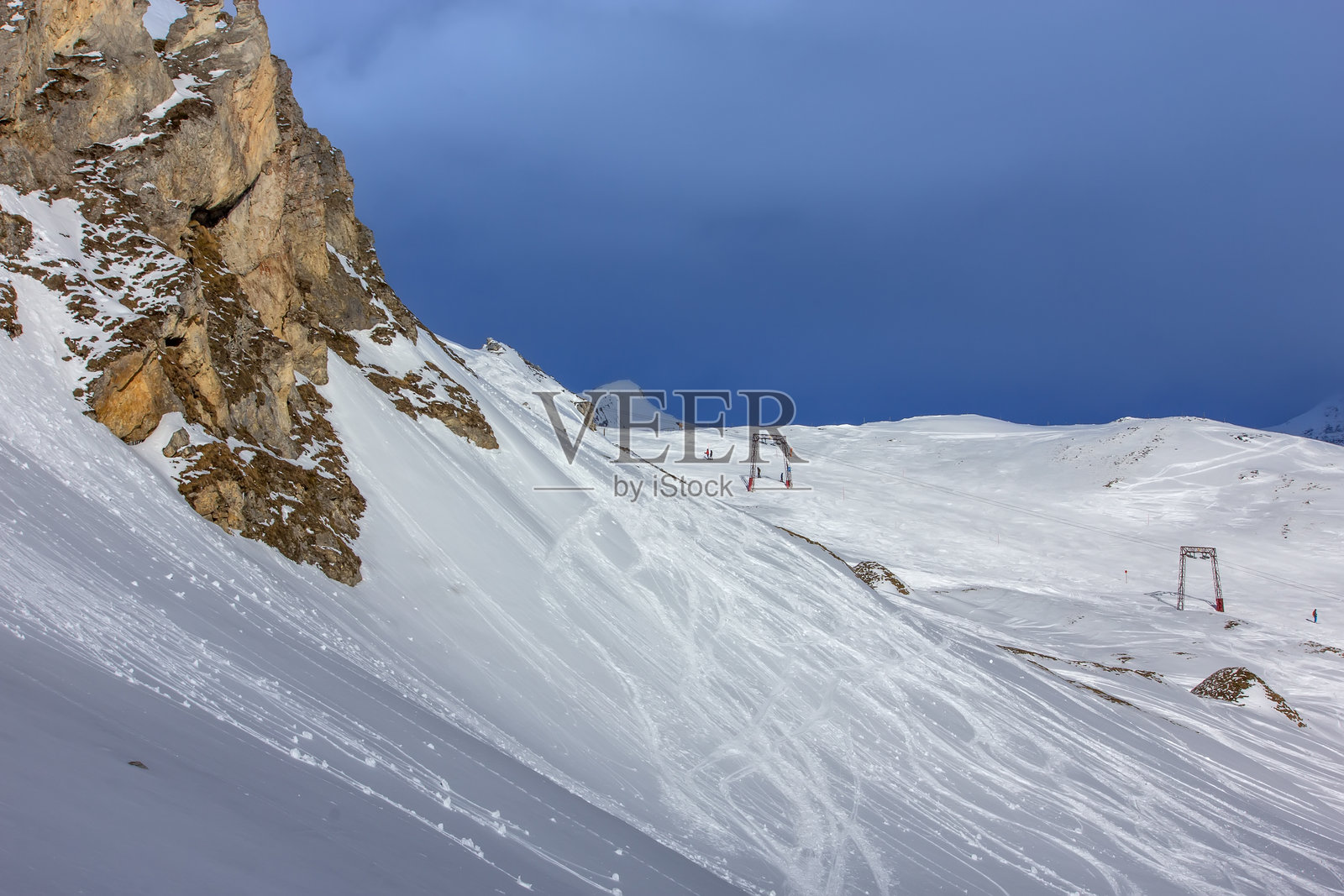 蓝天下覆盖着雪的奥地利阿尔卑斯山照片摄影图片