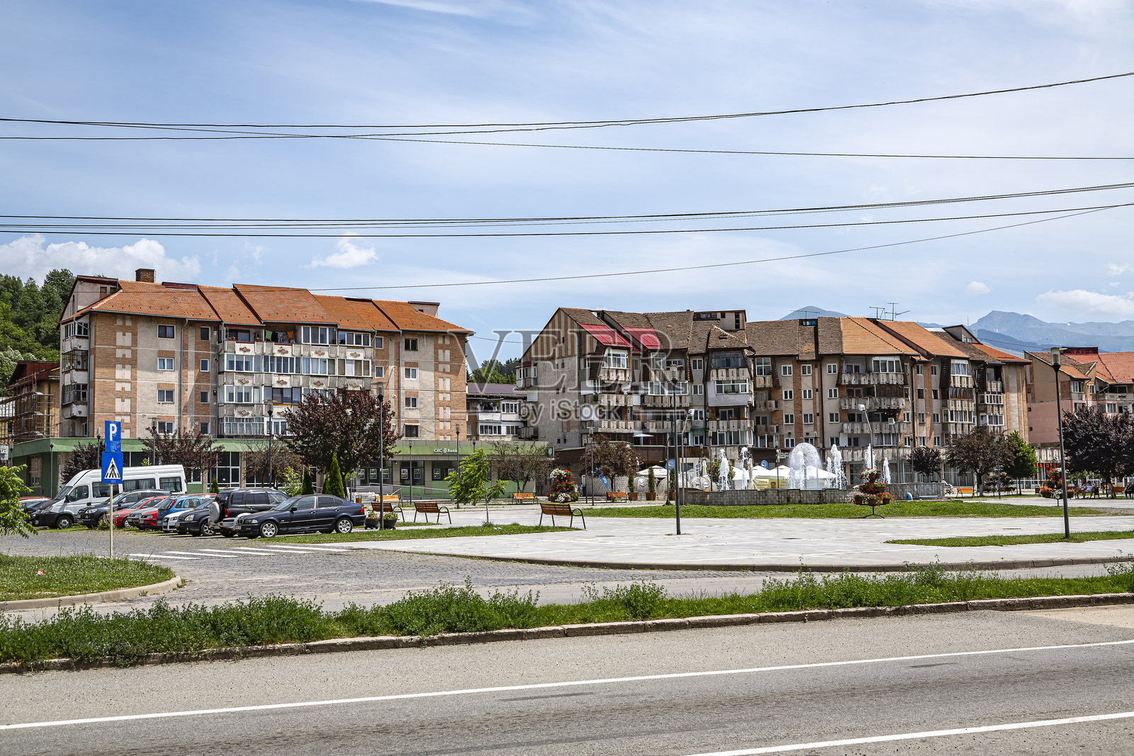 罗马尼亚佩特罗沙尼市中心的一栋建筑。照片摄影图片