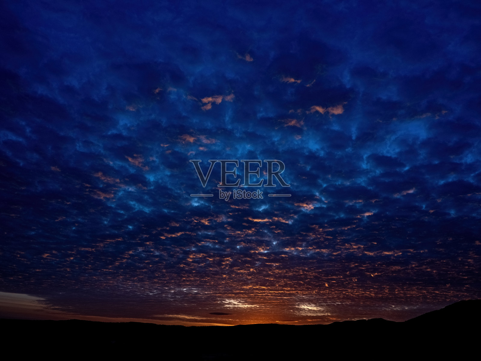 壮观的日落伴随多云天空，并留有复制空间照片摄影图片