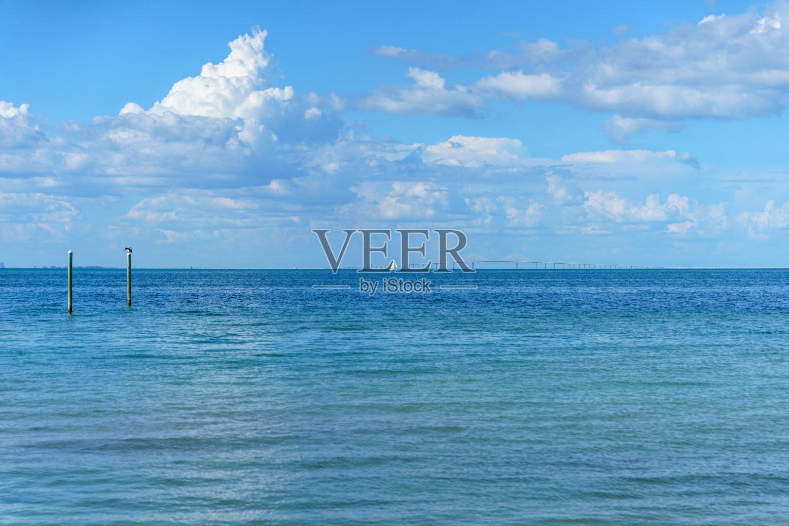 霍姆斯海滩的地平线上的帆船照片摄影图片