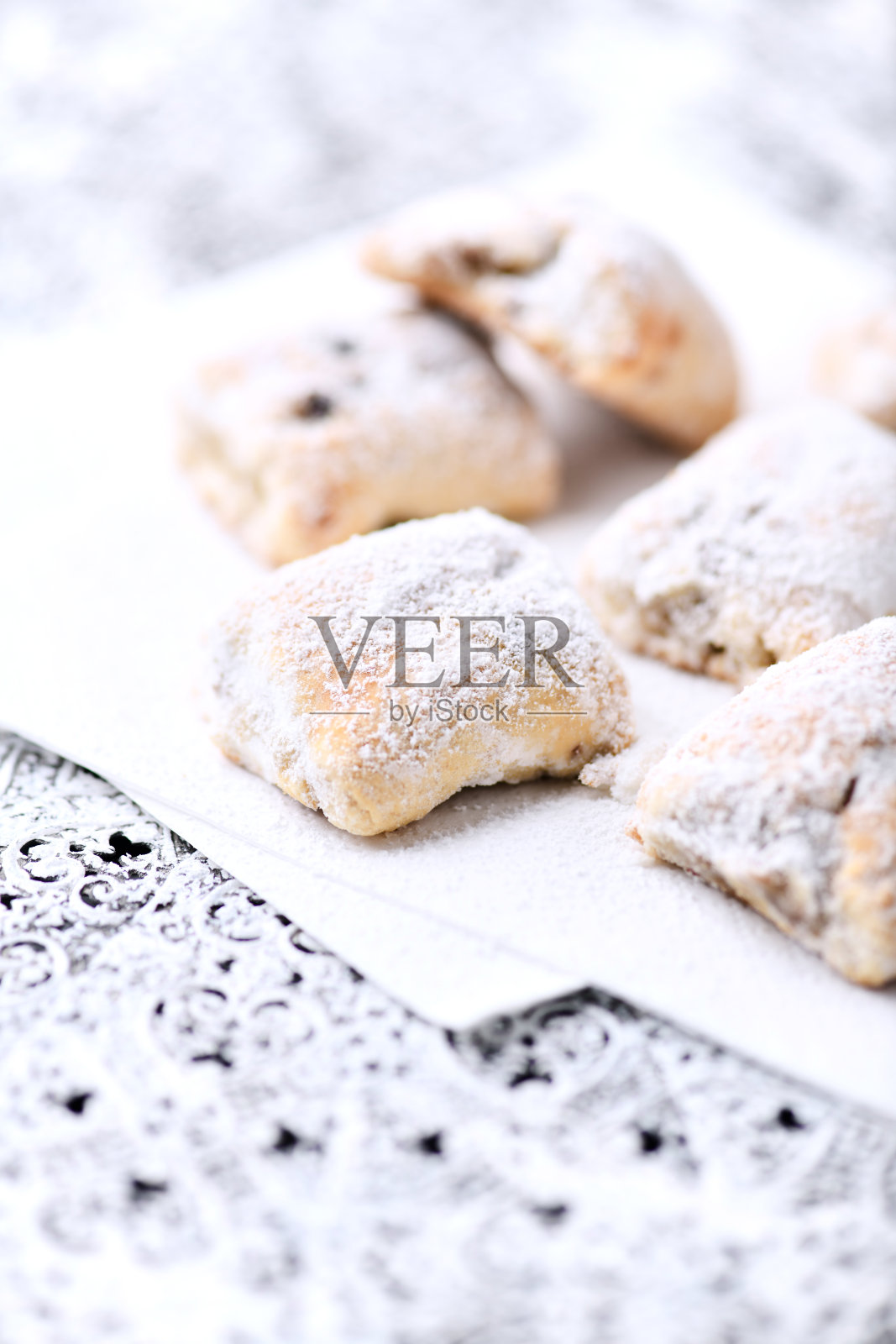 在明亮背景上的史多伦小点心。柔焦。特写。留白。照片摄影图片