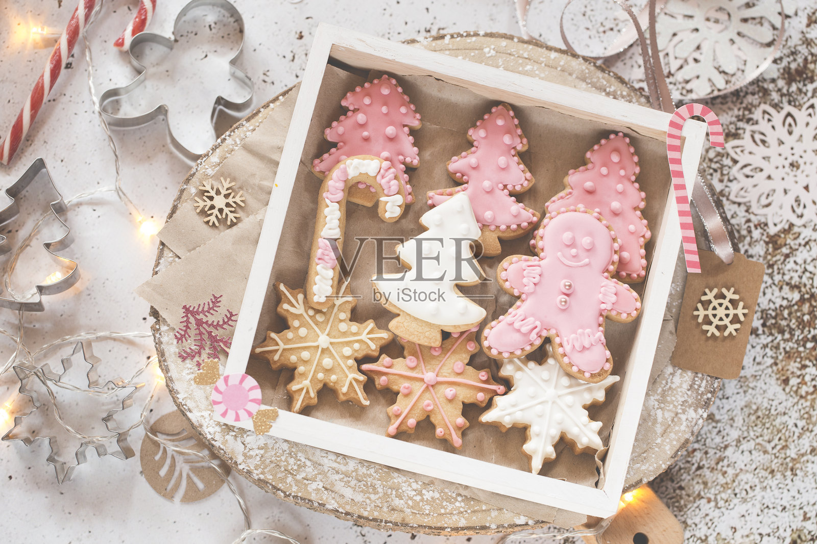 准备好与亲友在圣诞节分享的饼干盒照片摄影图片