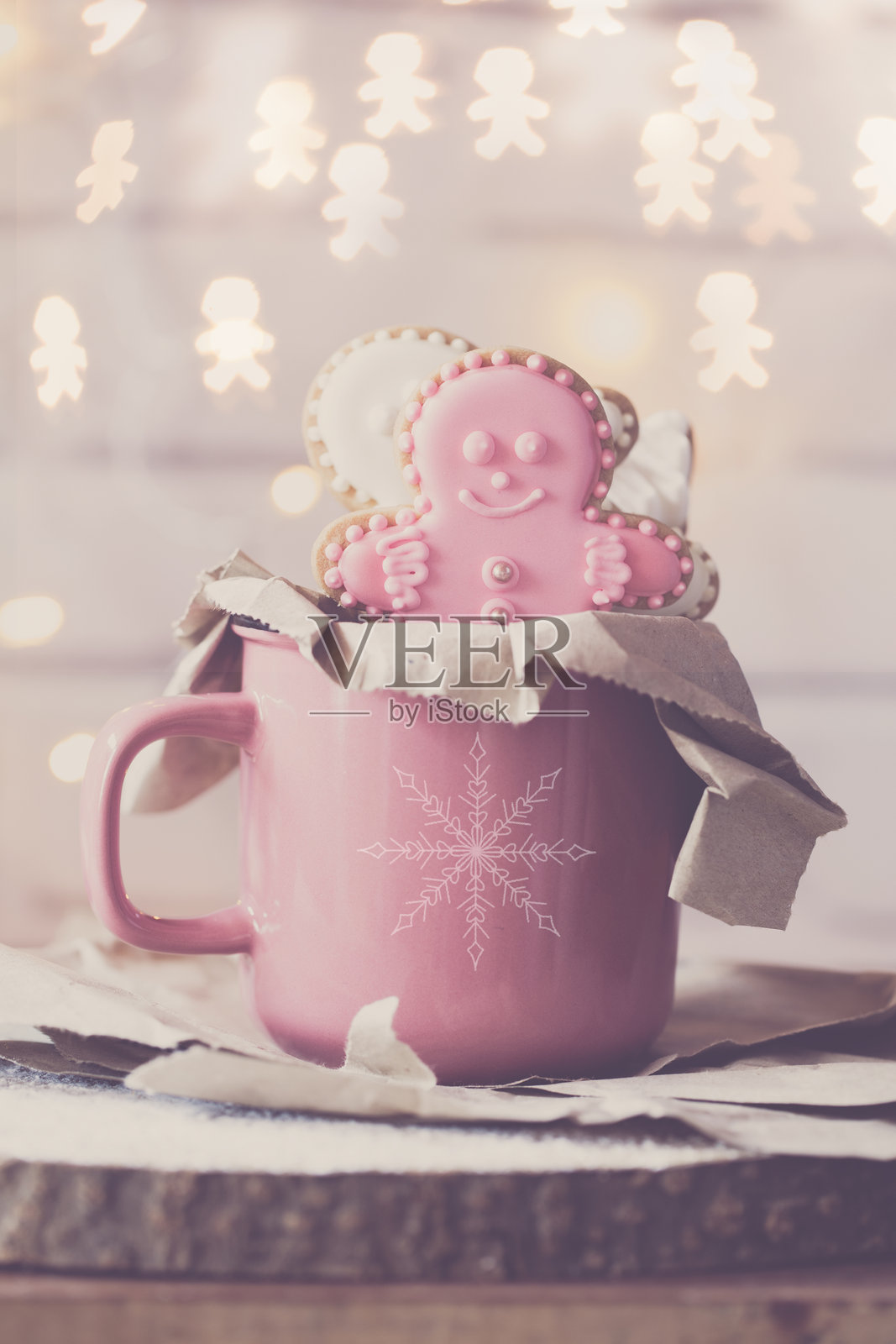 带有姜饼人饼干的马克杯照片摄影图片