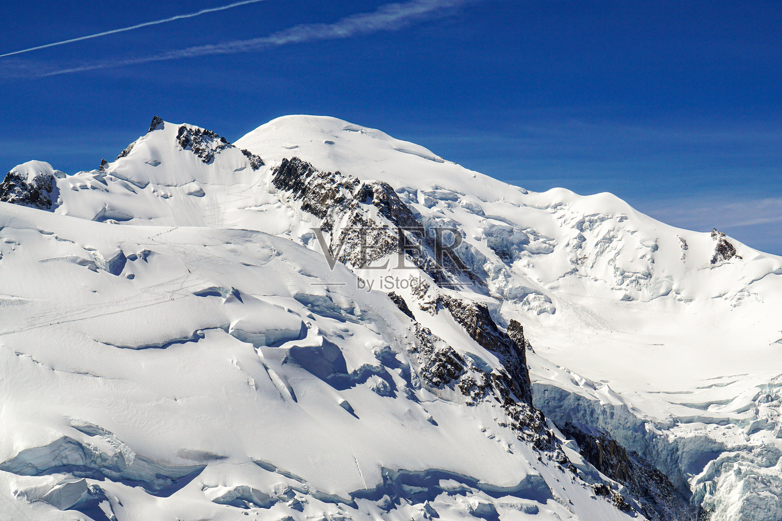 法国阿尔卑斯山的勃朗峰山脉，在晴朗的蓝天下，白雪皑皑的山峰从南针峰（Aiguille du Midi）远眺。照片摄影图片